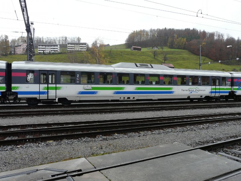 SOB - Personenwagen EW II  2 Kl. B 50 48 20-35 319-2 in den Farben des Voralpen Express abgestellt im Bahnhof von Herisau am 11.11.2007