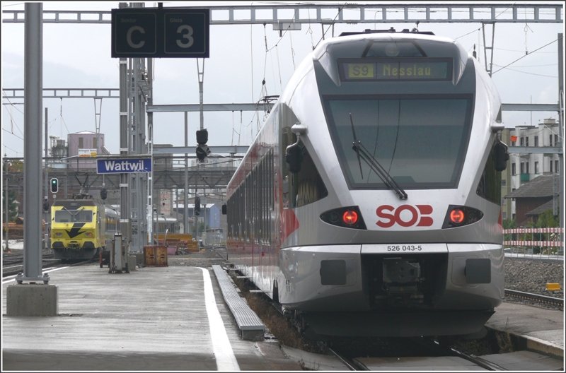 SOB Flirt 526 043-5 wartet in Wattwil auf die Abfahrt
