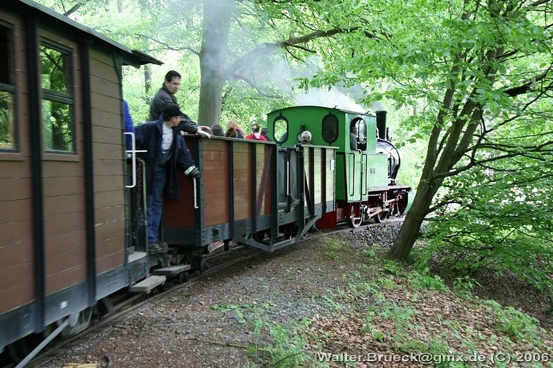 Sonderfahrtag (CDU) beim Feld- und Grubenbahnmuseum Fortuna am 21.05.2006: Der Zug mit Lok 1 verlsst das Waldstck. - Weitere Fotos vom Fahrtag siehe auch auf http://www.FGF-Fotoalbum.de/