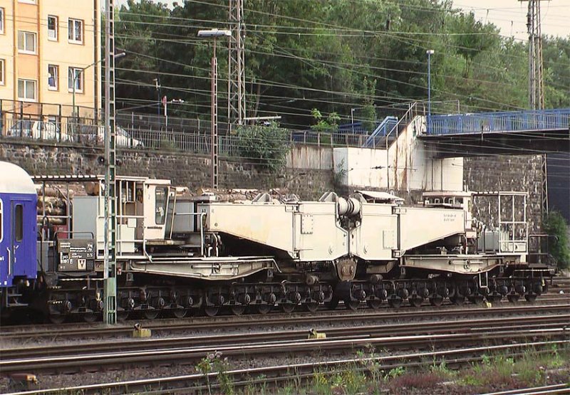 20 achsiger Schwerlastwagen im Rbf Hagen-Vorhalle.
Noch eben zu erkennen, der