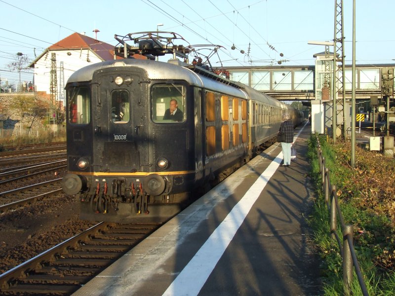 Re 4 / 4 10 008 on 06.10.2007 in Mainz-Bischofsheim
