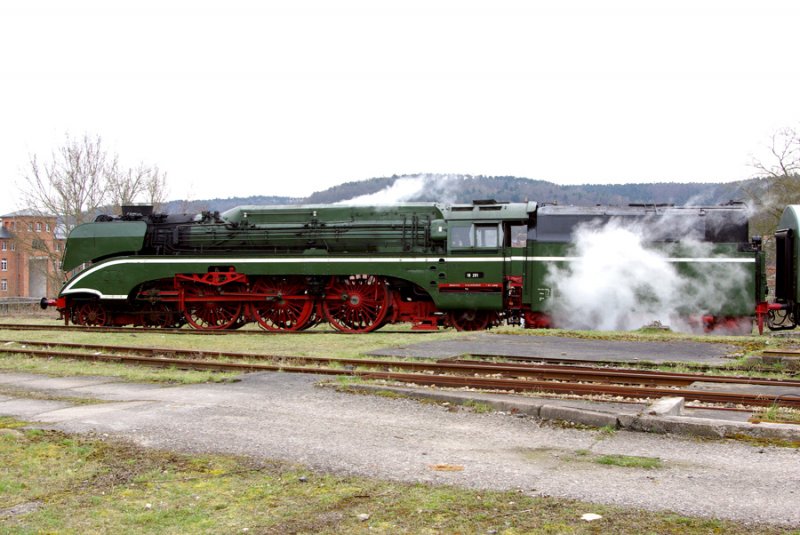 18 201 vor dem Bw Meiningen 
