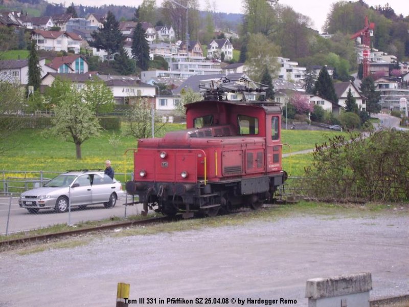 Tem III 331 im Bahnhof Pf�ffikon Sz.
25.04.08 