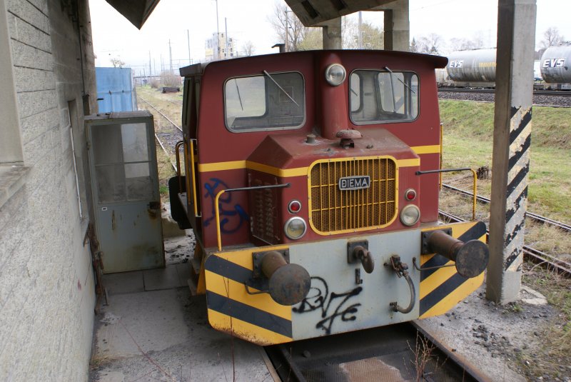 Diesel Rangierlokomotive der Firma Basaltstein AG Buchs, auf dem Gel�nder