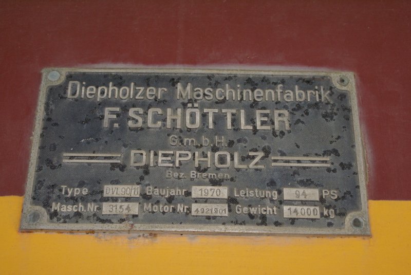 Typenschild: Diesel Rangierlokomotive der Firma Basaltstein AG Buchs, auf dem