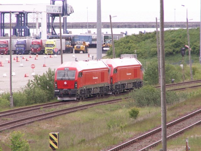 2 neue Dieselloks auf dem &acute;russischen Breitspurgleis im F�hrhafen Mukran