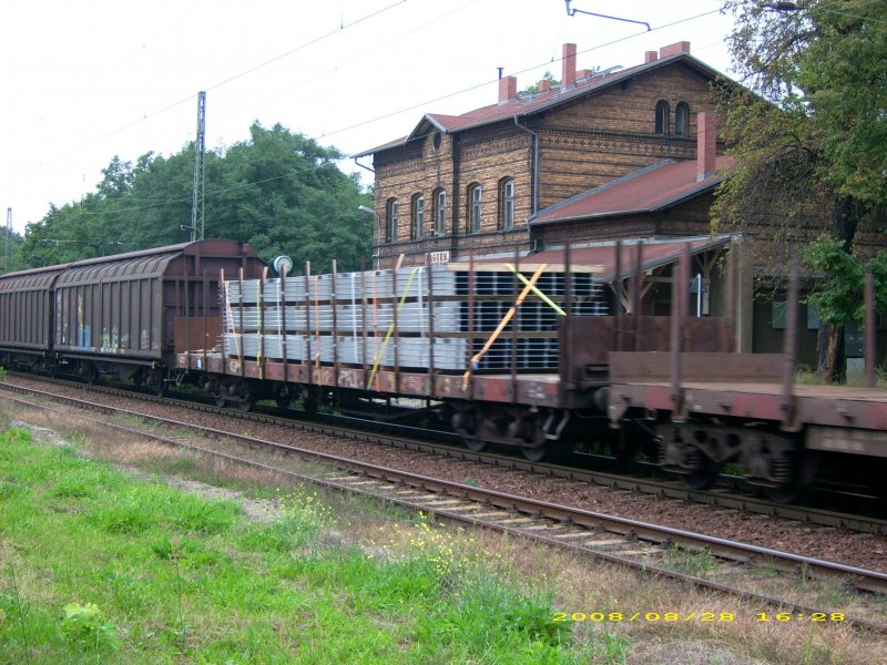 Dieser Rungenwagen hing am 29.08.08 im G�terzug von 152 074.