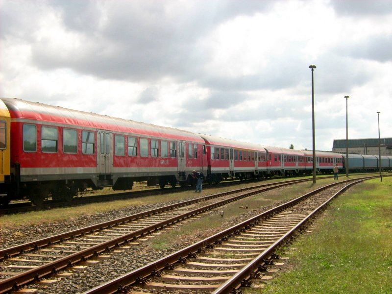 Verschiedene Nahverkehrswagen stehen am 30.08.08 im SFW Delitzsch und warten