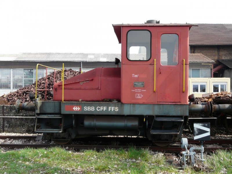 ex SBB Tm 2/2 415 in Kallnach am 12.04.2008