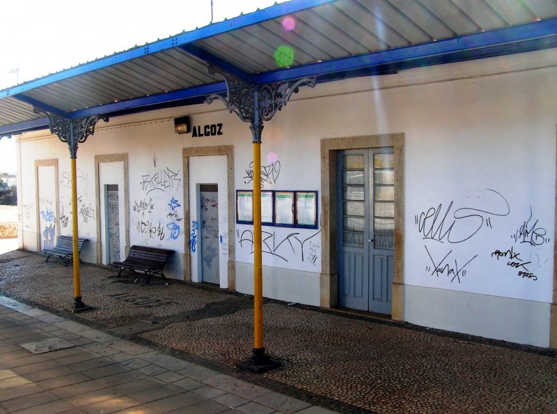 Algoz / Algarve, 31.01.2005, the station building (automatically translated, Powered