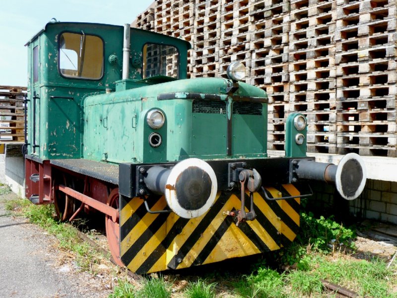 Green industrial locomotive parked opposite the railway station St.Margrethen 03.09.2008