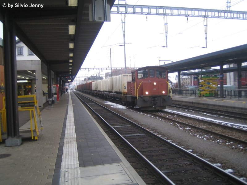 TmIV 9666 bringt einen relativ langen Zug von der Kehrrichtverbrennung