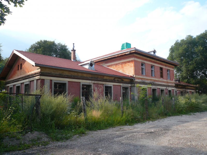 Der stillgelegte Bahnhof von Kaltern (Caldaro) am 4.8.2008. Fr�her war