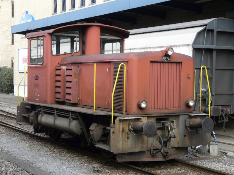 SBB - Diesellok Tm 2/2 9674 abgestellt im Bahnhof von