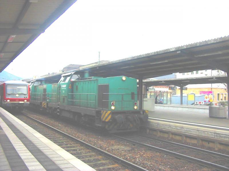 Hier f�hrt eine Diesellok der BASF durch Neustadt. 