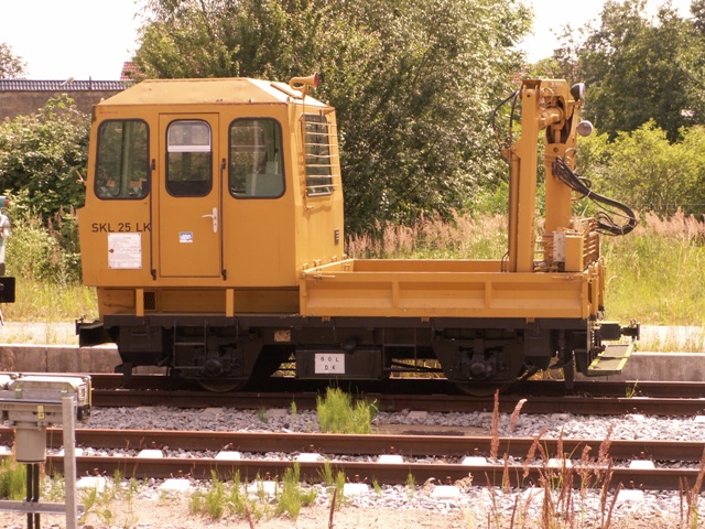 kleine Schienenkranwagen SKL 25 LK auf dem Abstellgleis im Bahnhof