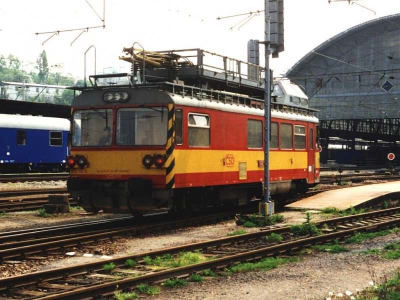 892 110-8 auf Bahnhof Praha-Hlavni am 8-5-1995. Bild und scan: