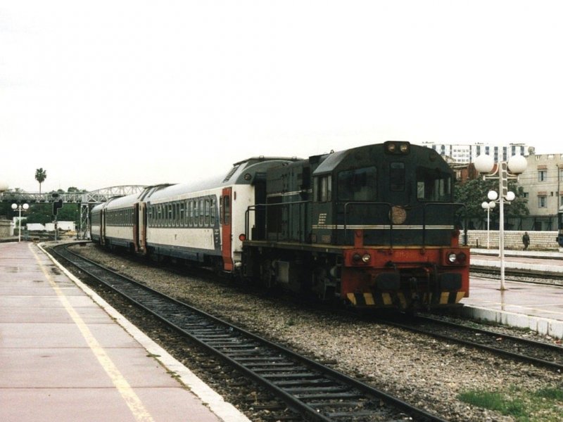 040-DM-262 at Tunis Ville station on 22-04-2002. Image and scan: