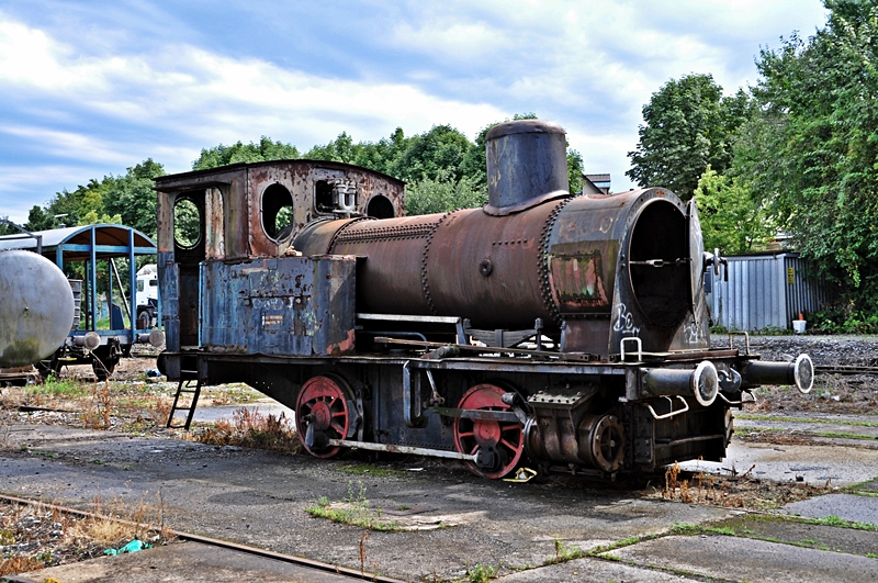 kleine zweiachsige Dampflok wartet auf ihre Aufarbeitung hinter dem Eisenbahnmuseum