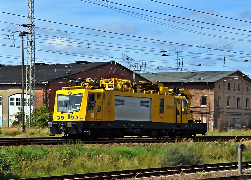 ein Oberleitungs- und Montagefahrzeug (OMF) BR 706 bei der Ausfahrt