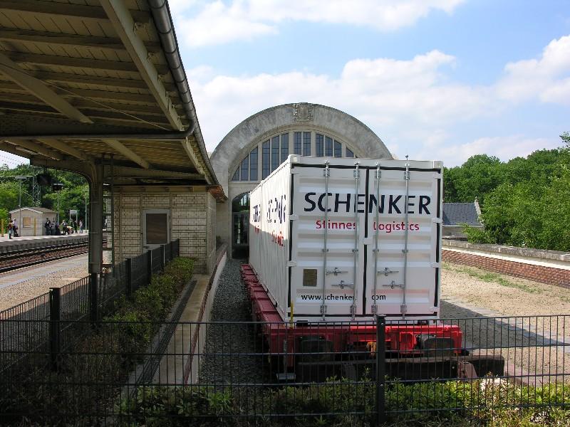 Der Kaiserbahnhof in Potsdam am 3.6.2005. Sch�n verstellt mit einem