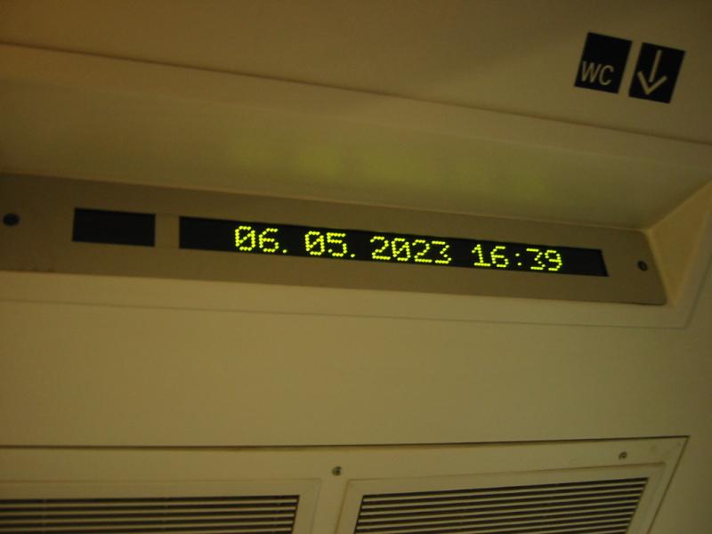 Gestern am 20.09.03 in einem DoSto-Wagen im Frankfurter Hauptbahnhof:
Man sieht,