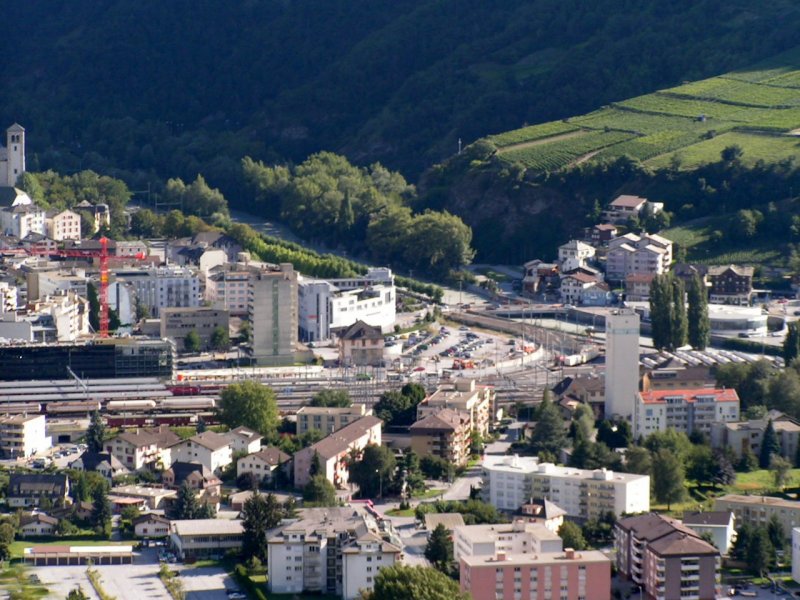 Blick auf den Bahnhof von Visp mit der Abzweigung der