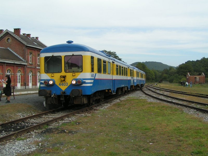 Dieseltriebwagen 4403 des Vereins Stoomcentrum Maldegem in Doppeltraktion mit 4407