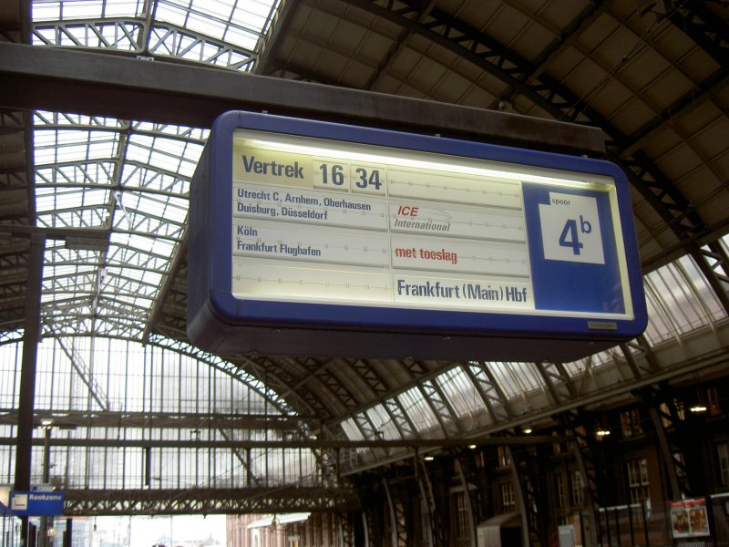 Zugzielanzeige in Amsterdam Centraal f�r einen ICE nach FFM am