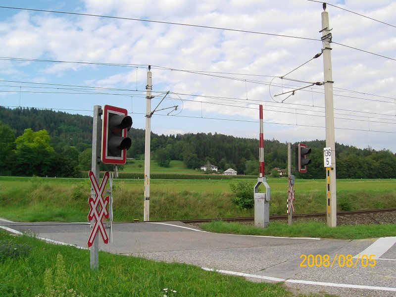 Hier ist eine f�r �sterreich typische Bahnschranken- und Oberleitungsanlage zu