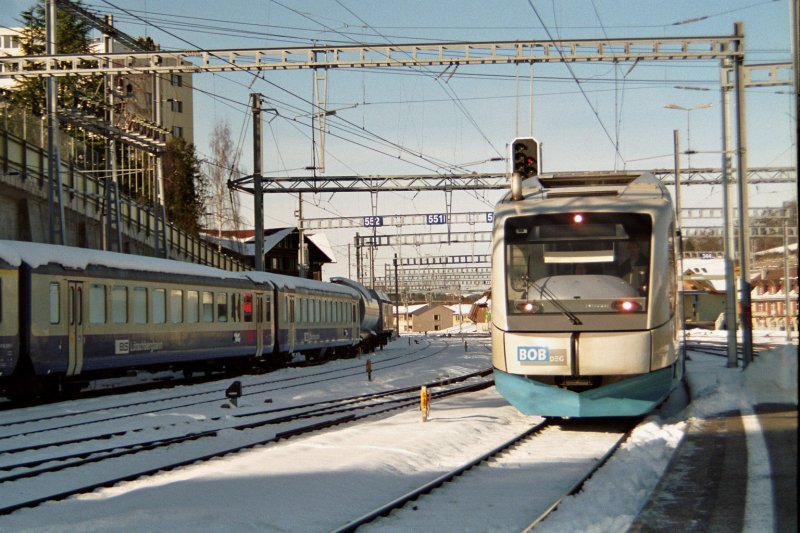 Integral-motor coaches of the BOB leaves the station at Spiez