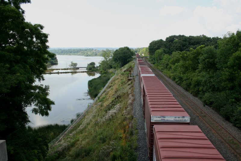 Freight train after leaving Hamilton on 08/01/2008 at Bayview Junction,