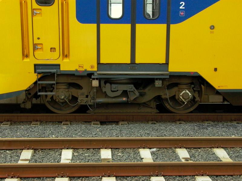 Angelegte Magnetschienenbremse an einem Triebzug der BR 8400 in Amsterdam