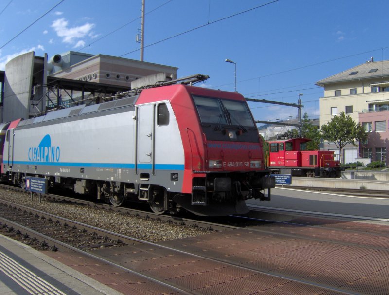 An e 484 of Cisalpino is moving out of the