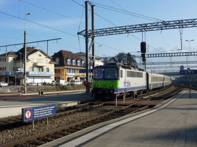 A Re 420 BLS draws a local train from Interlaken