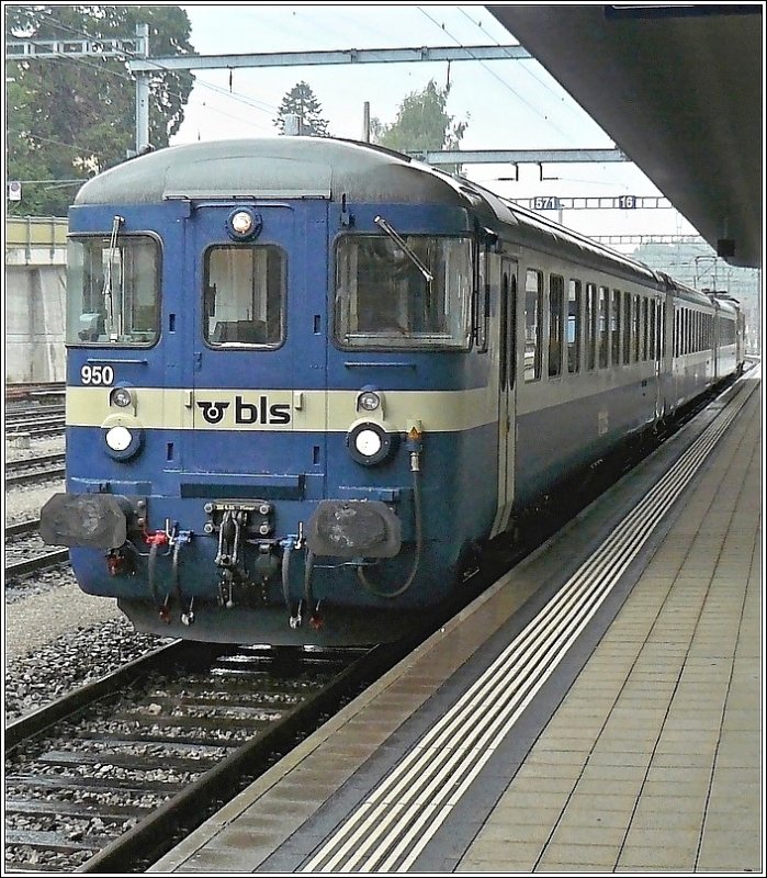 Ein BLS Regio wartet am 29.07.08 im Bahnhof von Spiez