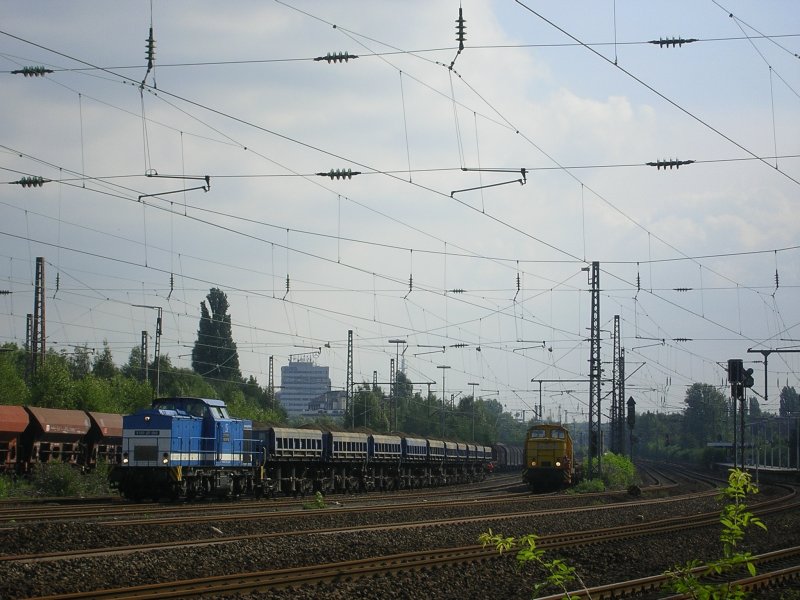 Spitzke V100- SP-009 (9280 1203 129-2 D-SLG) mit Muldenkippwagen,
rechts die EBE V60.005 in BO Ehrenfeld.(01.08.2008)