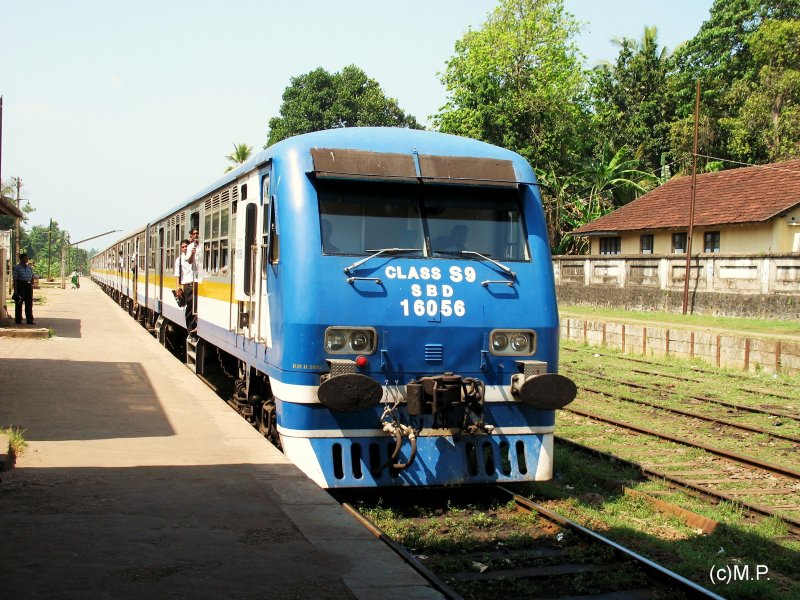 Sri Lanka Railway Class S9 im Bahnhof Veyangoda am 20.03.2007 
neuester Import aus China seit Mai 2000



