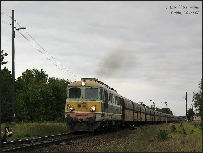 ST43-259 f�hrt mit einem Kohlezug aus dem Bahnhof Gubin in