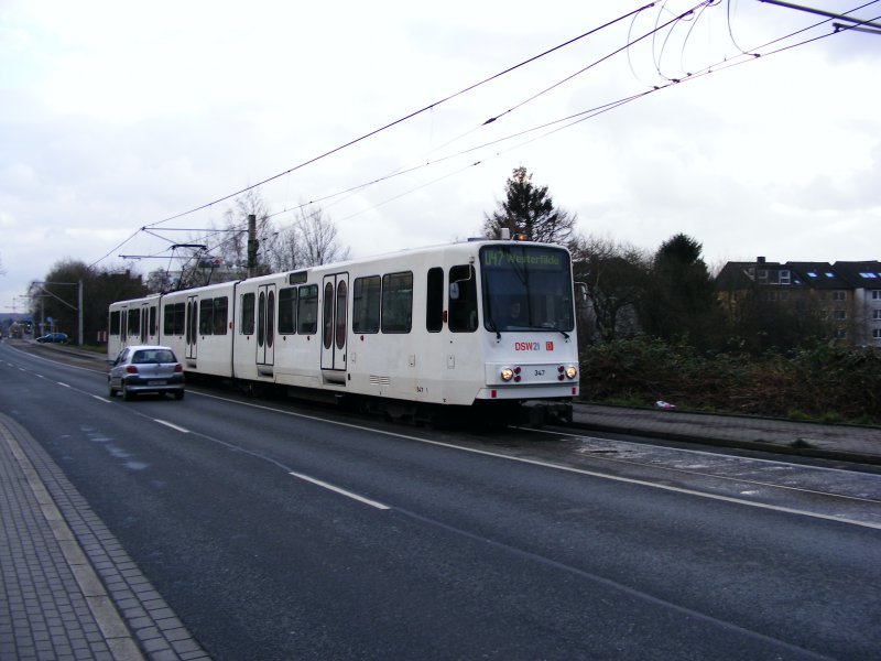 Ein dreiteiliger Stadtbahnwagen B der Dortmunder Stadtwerke auf der Marsbruchstra�e