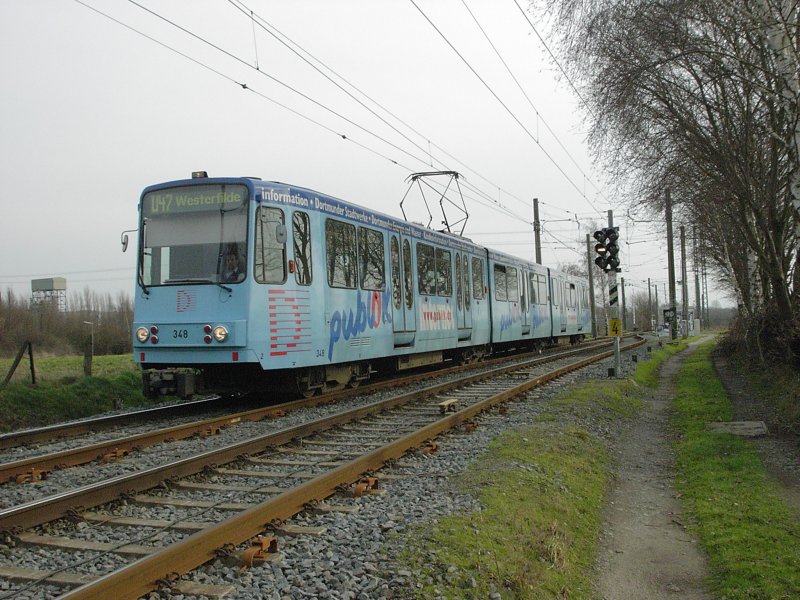 Ein dreiteiliger Stadtbahnwagen B der Dortmunder Stadtwerke hat als Zug