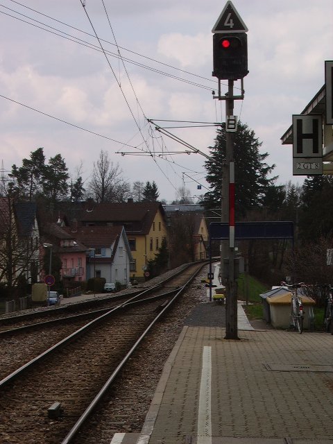 Das Ausfahrts Signal in Langensteinbach Bahnhof. Weiter hinten die Weiche