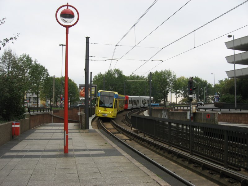 2 Wagen vom Typ K4000 bei der Einfahrt in die