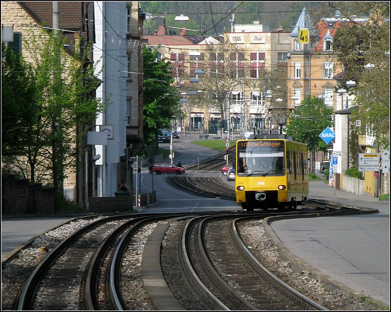 Eine U13 bef�hrt die Waiblinger Stra�e in Bad Cannstatt. Man