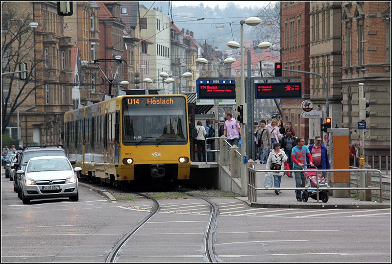 Meist reger Fahrgastverkehr am Mittelbahnsteig der Station Schreiberstra�e. 04.04.2009 (Matthias)