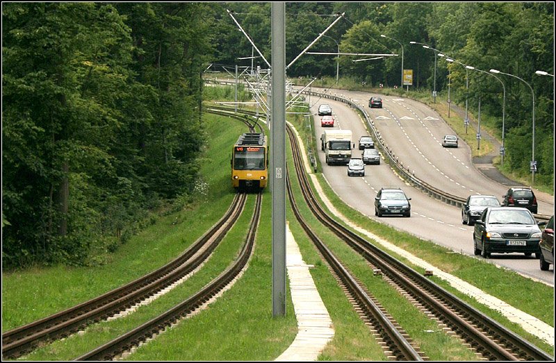 Anstelle durch den Wald (wie die Stra�enbahn vorher) f�hrt heute