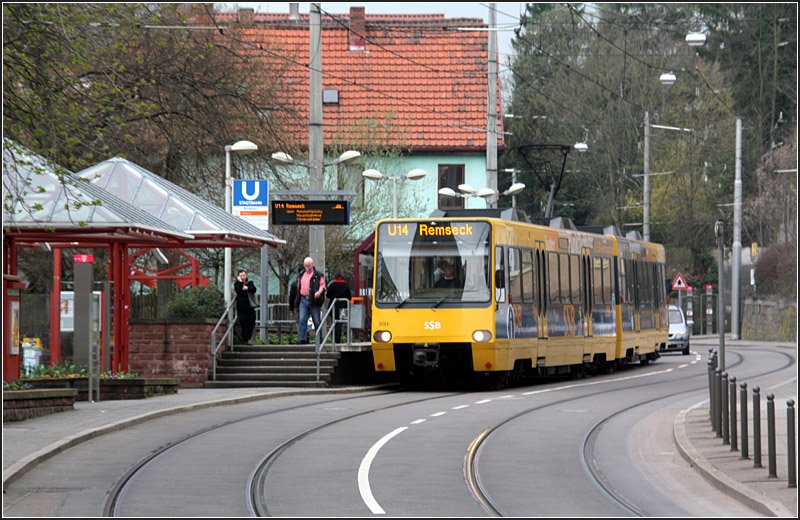 Die Haltestelle Bihlplatz in der engen B�blinger Stra�e in Stuttgart-Heslach.