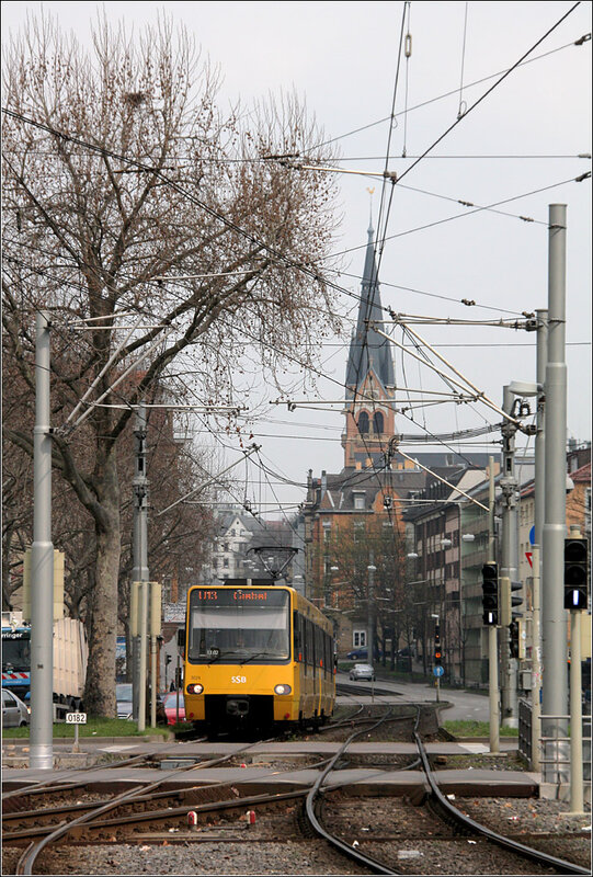 Ein Zug der Linie U13 wartet signalbedingt am Bad Cannstatter