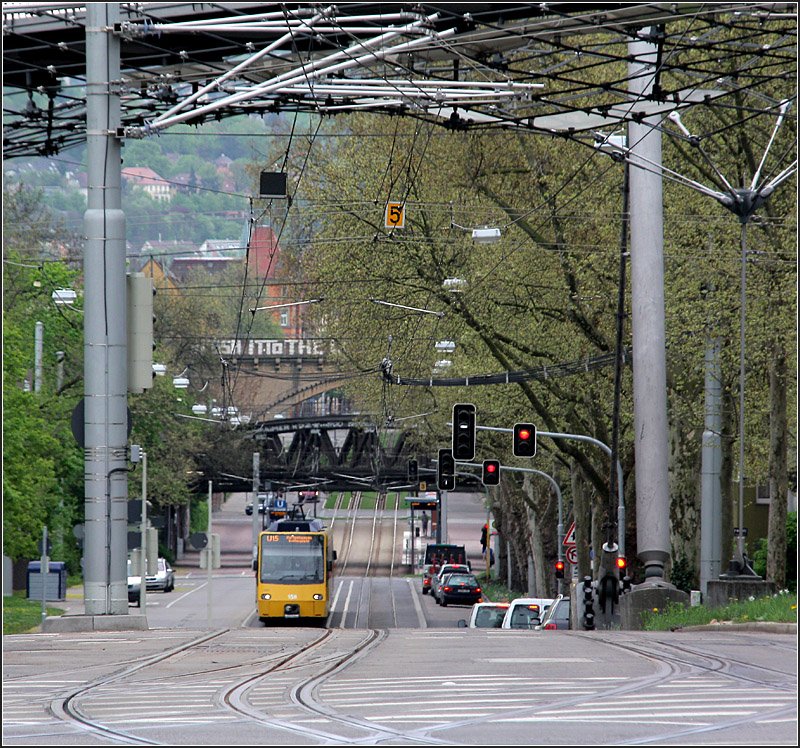 Blick hinein in der Stuttgarter Nordbahnhofstra�e mit einem Zug der