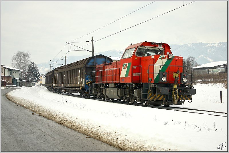 Diesellok D5 der STLB f�hrt mit einem G�terzug von P�ls